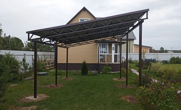 Односкатный навес для частного дома с кровлей из профнастила