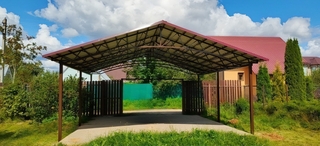 Двускатный навес с профнастилом для стоянки автомашин